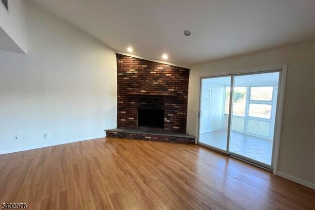 Building Photo - 306 Lake Shore S