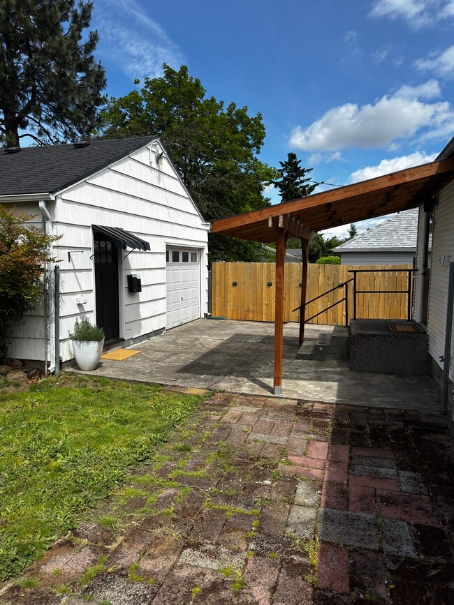 Building Photo - 1215 NE 79th Ave