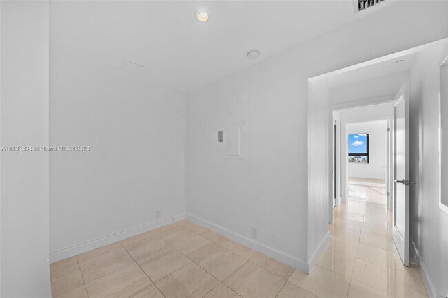 Building Photo - 251 Crandon Blvd