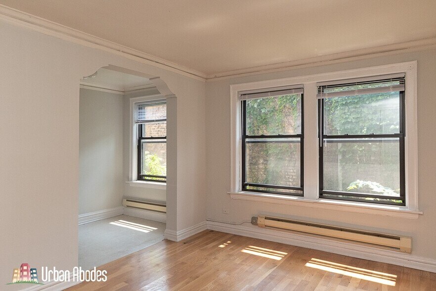 Building Photo - 533 W Roscoe St