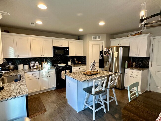Building Photo - FANTASTIC 3BD/2.5BA w/ A/C in Patriot Park