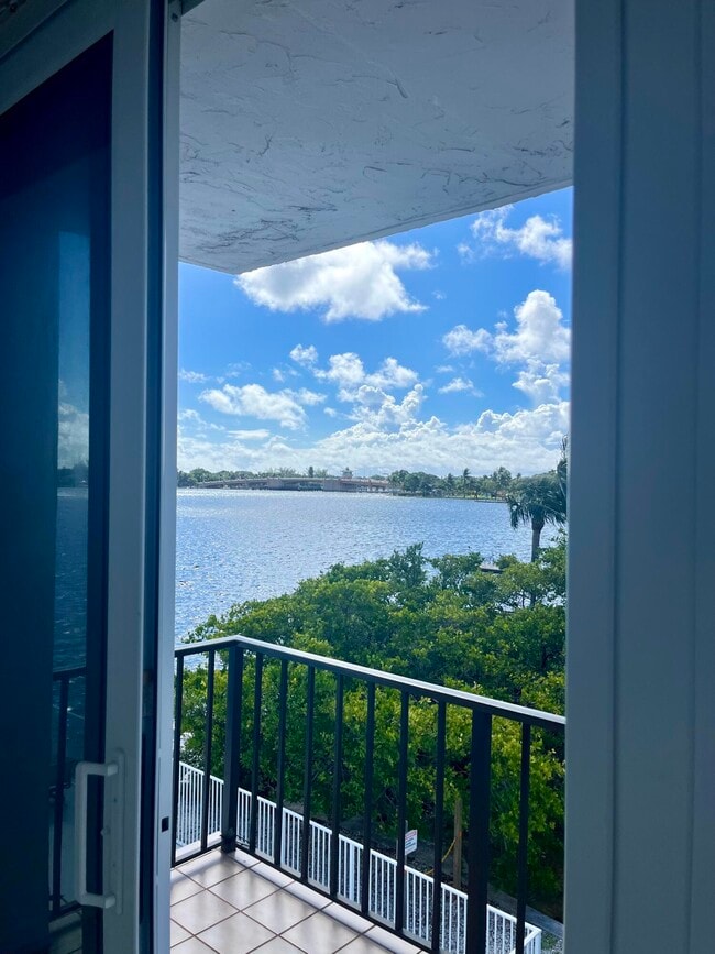 Building Photo - 301 Croton Ave