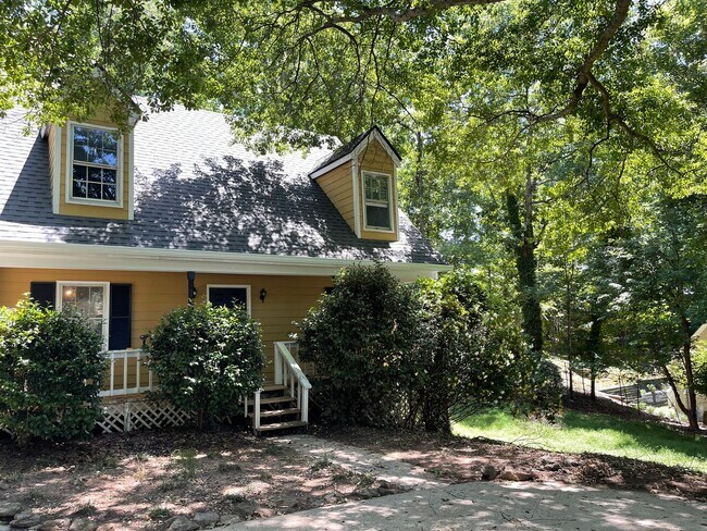 Building Photo - Westwood Hills! 3 BR 2 1/2 Bath home off M...