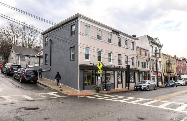 Building Photo - 100 Main St