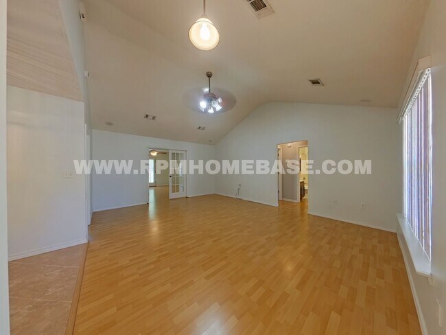 Building Photo - Crestview Charm: 4 Bedroom Home with Hard Floors and Fenced Yard!