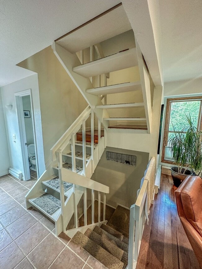 Building Photo - Beautiful & Large 4-Bd 2.5-Ba, in Boulders...