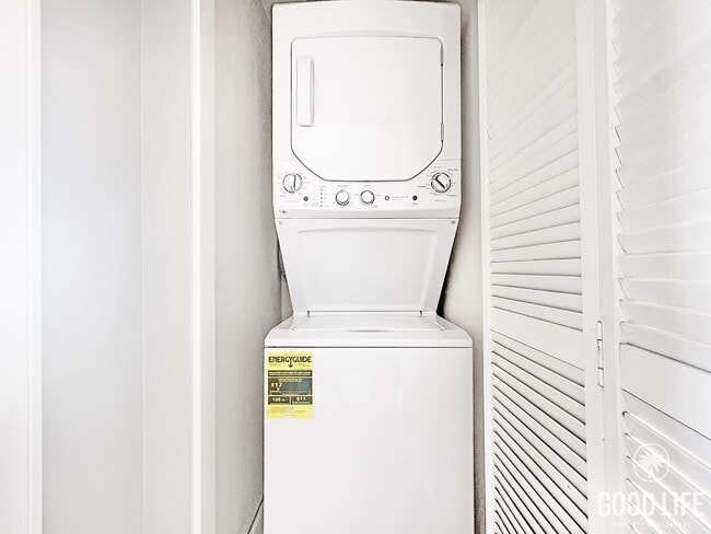 Building Photo - Beautiful 2BD/1BA W/ Updated Kitchen, AC, and In-Unit Laundry in Colina Del Sol!