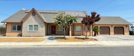 Building Photo - Clovis Dream Home with All the Bells & Whi...