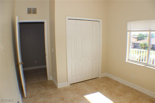 Building Photo - 607 SE 13th Pl