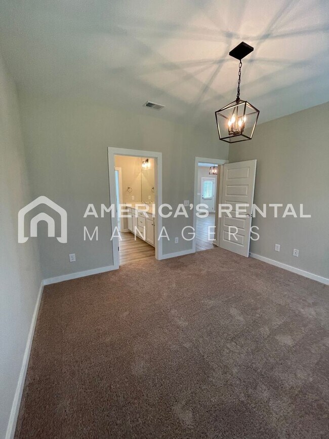 Building Photo - Home for Rent in Weaver, AL!!! Available to View Now! PRICE REDUCTION!! Sign a 13-month lease by ...