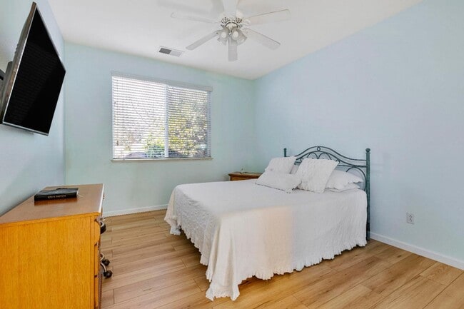 Building Photo - CHARMING 2 BEDROOM & 2 BATHROOM DUET! LOVE...