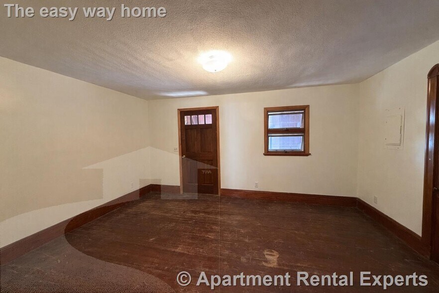 Building Photo - 1040 Broadway