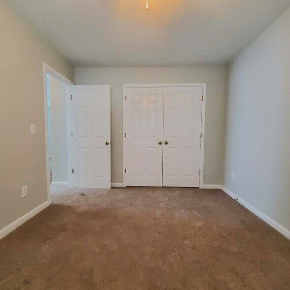 Building Photo - 300 Cottonwood Creek Cir