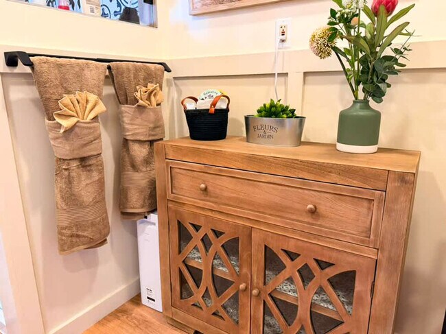 Building Photo - 16018 Windsor Dr