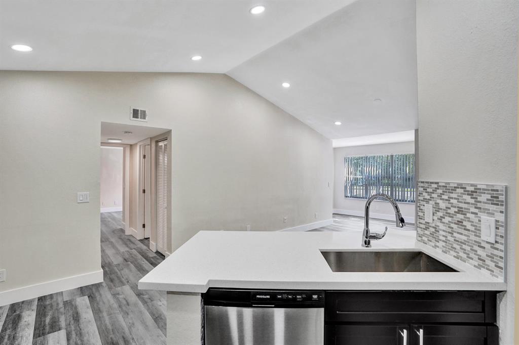 Building Photo - 595 Vista Isles Dr