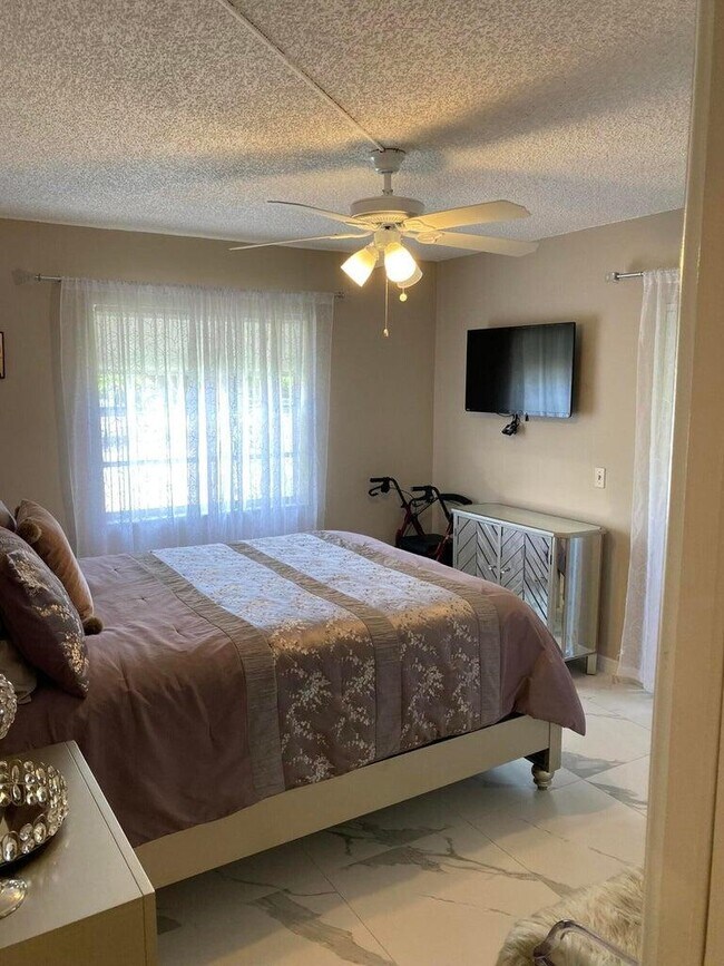 Building Photo - 579 Normandy Ln