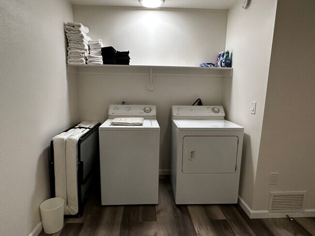 Building Photo - Beautiful Newly Remodeled home! AVAILABLE FURNISHED FOR $1850 OR UNFIRNISHED FOR $1650!