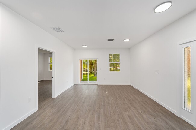 Building Photo - 1591 NW 29 Rd
