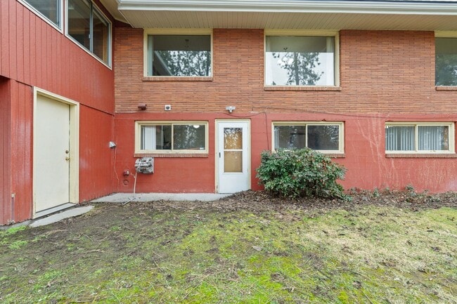 Building Photo - 5 Bed 2 Bath Spacious 3200 sq/ft Lower South Hill brick rancher property