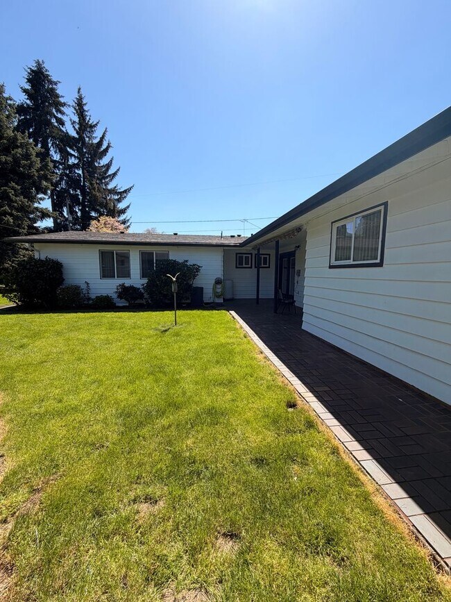 Building Photo - 4-Bedroom 4-Bathroom home with attached Studio apartment