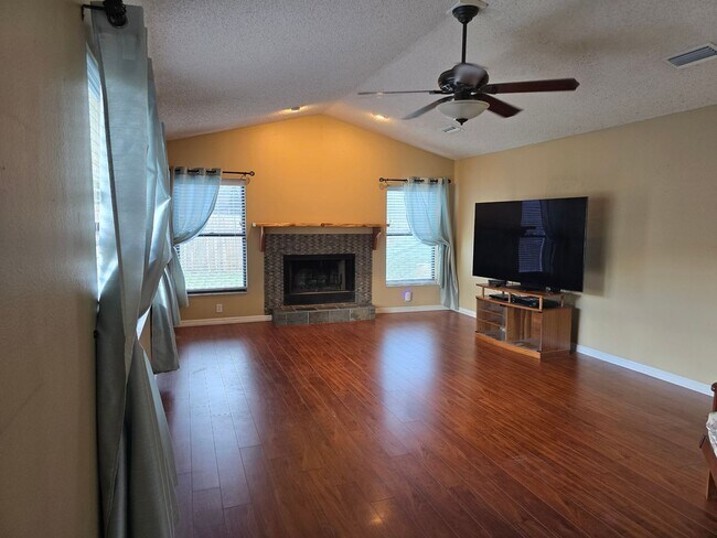 Building Photo - Be Home for the Holidays!