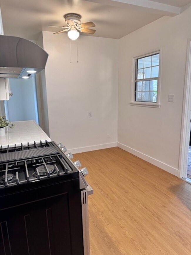 Building Photo - One bedroom, one bath in La Crescenta