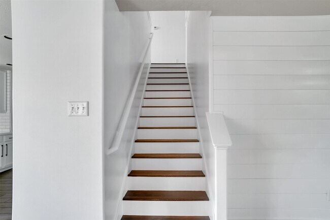 Building Photo - 15807 Little Miss Creek Dr