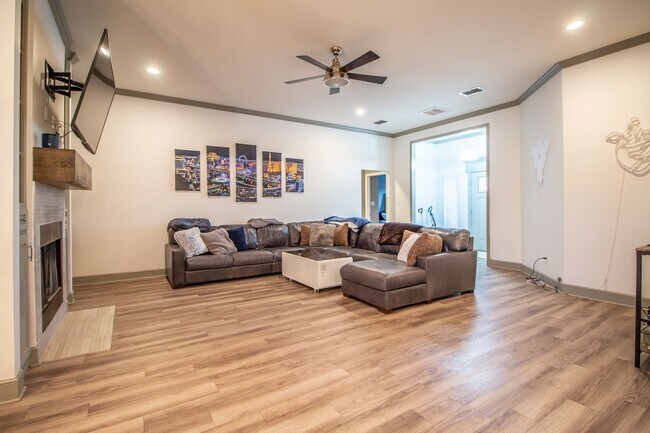 Building Photo - Pre-leasing for Fall!! 3/2/2 Luxury Home i...