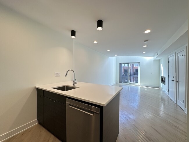 Building Photo - 949 W Grace St