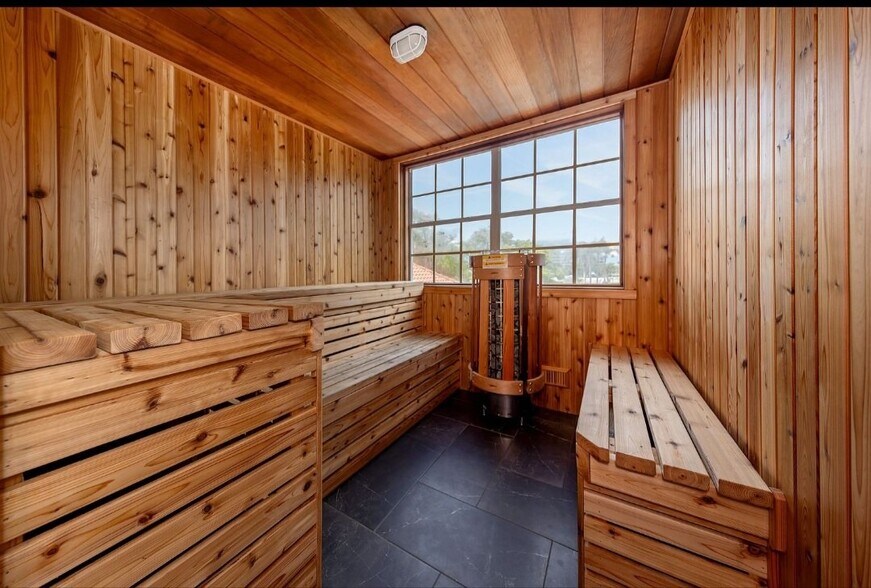 Building Photo - 2400 Feather Sound Dr