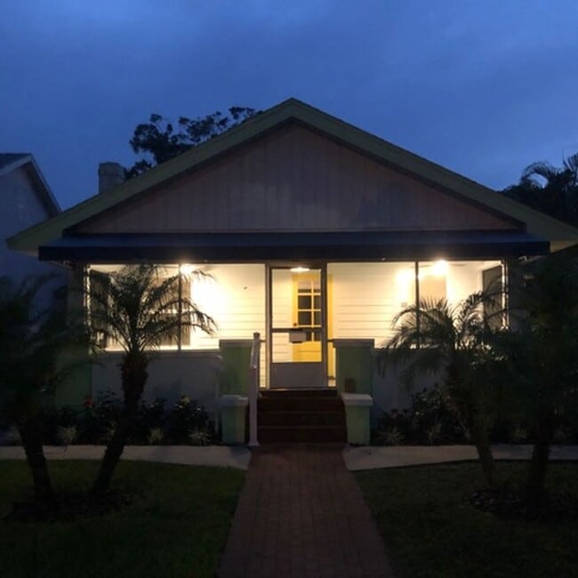 Building Photo - Charming two bedroom two bathroom cottage in North St. Petersburg Fully Updated.