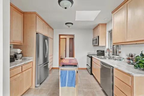 Building Photo - 498 NW Scenic Dr