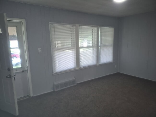 Building Photo - Updated Quaint Single Family Home Availabl...