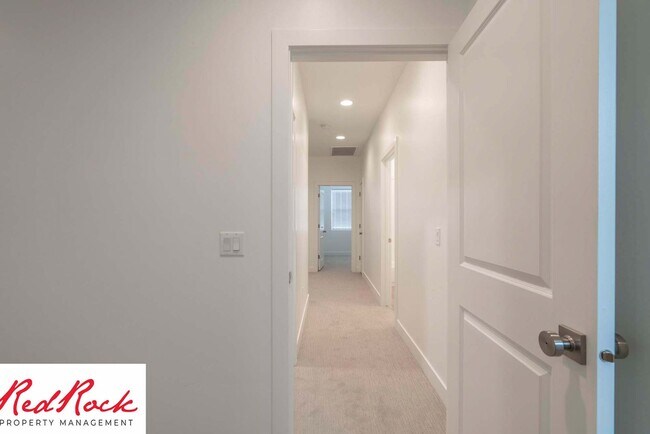 Building Photo - 3 Bedroom Townhome in Washington Fields wi...