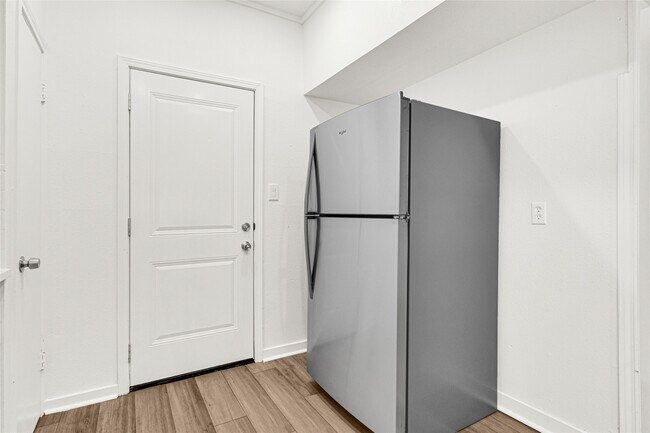 Building Photo - 2022 Lakewood Ct