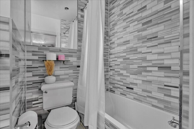 Building Photo - 340 E 18th St