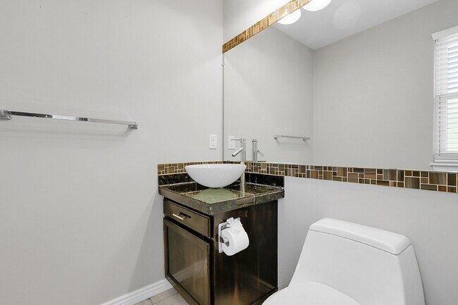Building Photo - $2,400 - 3 Bed, 1.5 Bath Condo in Aurora w...