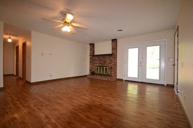 Building Photo - 3 bed 2 bath 1 car garage in Bolivar!