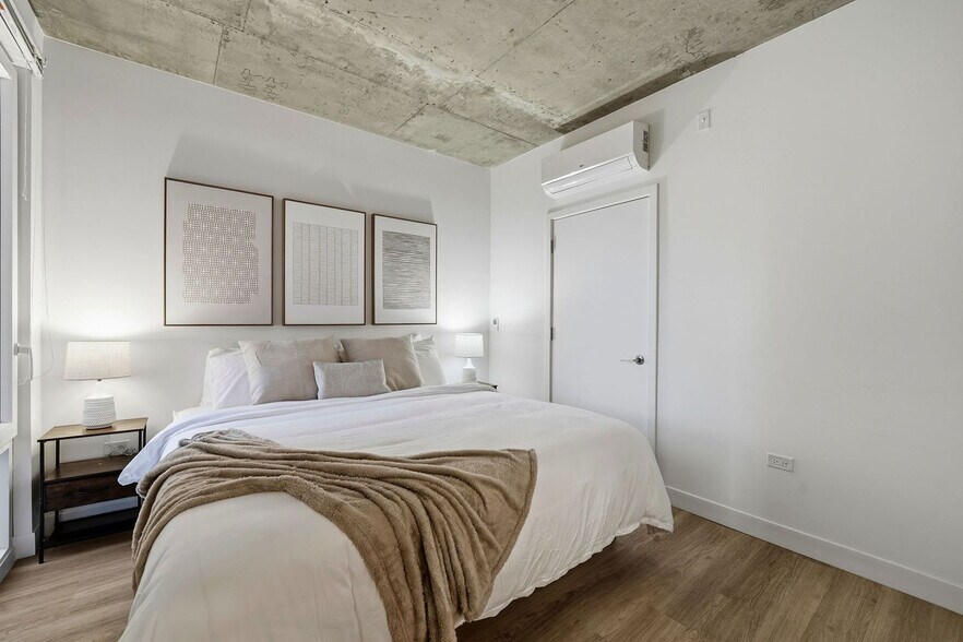 Building Photo - 853 W Blackhawk St