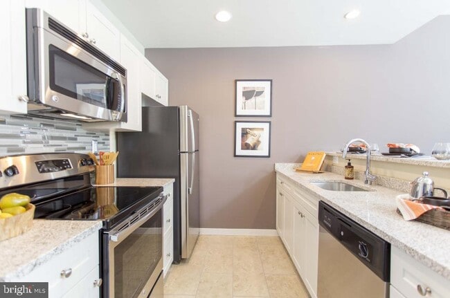 Building Photo - 2000-24-1924 Arch St