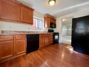 Building Photo - Gorgeous Two Bedroom Townhouse in Squirrel Hill! Washer & Dryer Provided, Central A/C & More!