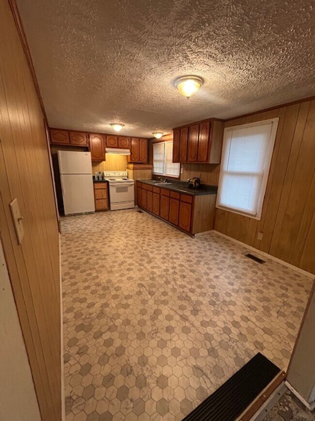 Building Photo - 3-Bedroom, 1-Bath House