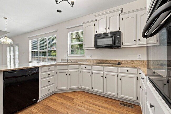Building Photo - 605 Brelan Ct