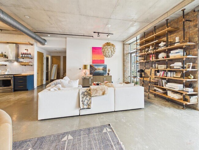 Building Photo - 800 W 5th St