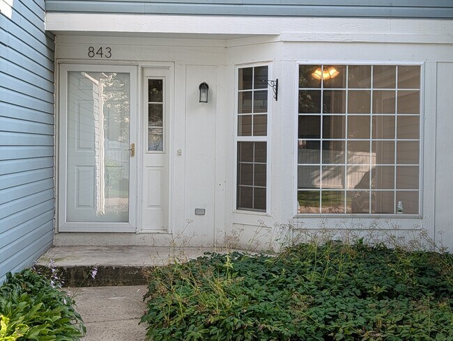 Building Photo - 843 E Princeton Cir
