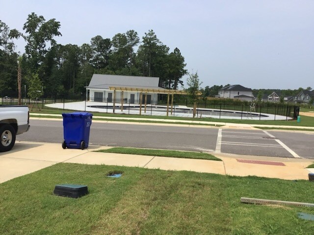 Building Photo - 605 Hampton Dr