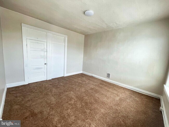Building Photo - 1736 Darley Ave