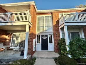 Building Photo - 2445 Torquay Ave