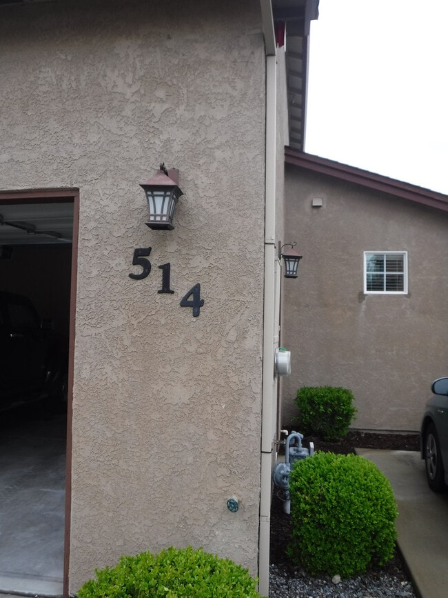 Building Photo - Great 4 Bedroom Condo With Upgrades! Highland Park Subdivision