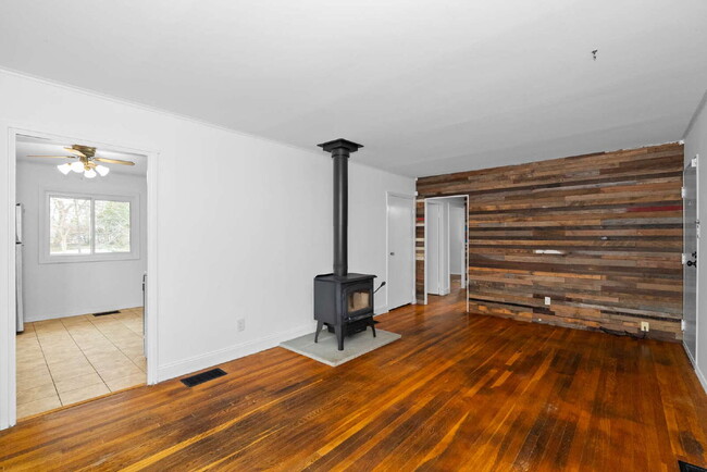 Building Photo - Spacious Single-Family Home with Versatile Living Spaces